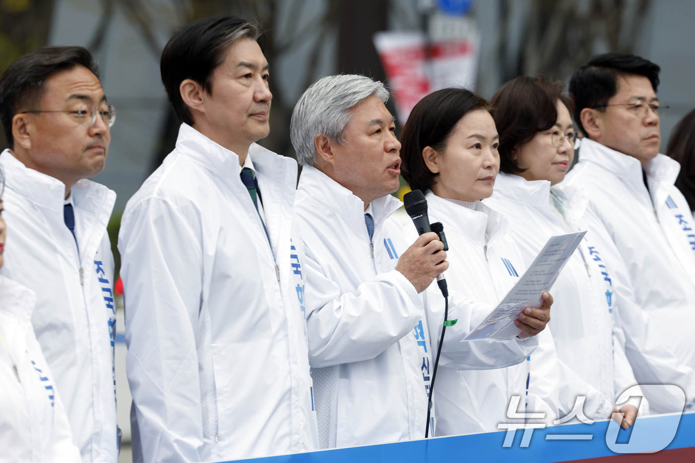 (서울=뉴스1) 박정호 기자 = 서왕진 조국혁신당 원내대표가 6일 오전 서울 광화문 광장에서 열린 조국혁신당 현장 최고위·의원단 연석회의에서 모두 발언을 하고 있다. 2026.4. …