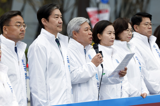 조국혁신당, 광화문 광장서 현장 최고위·의원단 연석회의