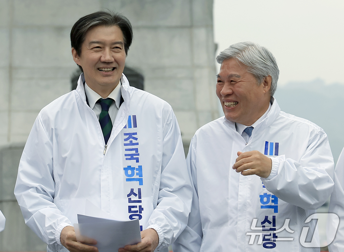 (서울=뉴스1) 박정호 기자 = 조국 조국혁신당 대표(왼쪽)와 서왕진 원내대표가 6일 오전 서울 광화문 광장에서 열린 조국혁신당 현장 최고위·의원단 연석회의에서 대화를 나누고 있다 …