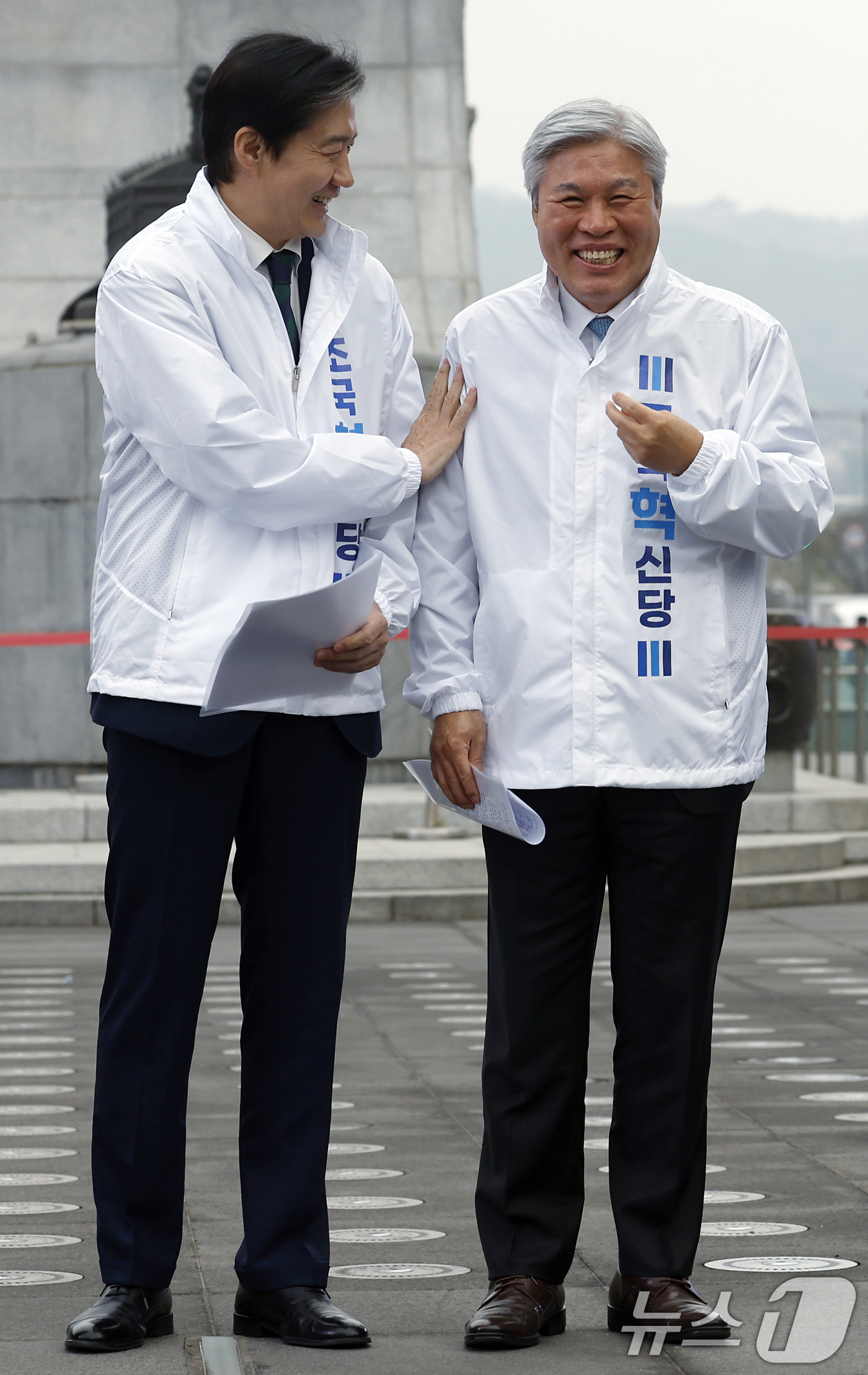 (서울=뉴스1) 박정호 기자 = 조국 조국혁신당 대표(왼쪽)와 서왕진 원내대표가 6일 오전 서울 광화문 광장에서 열린 조국혁신당 현장 최고위·의원단 연석회의에서 대화를 나누고 있다 …