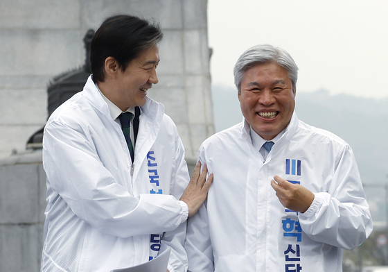 대화 나누며 환하게 웃는 조국 대표와 서왕진 원내대표