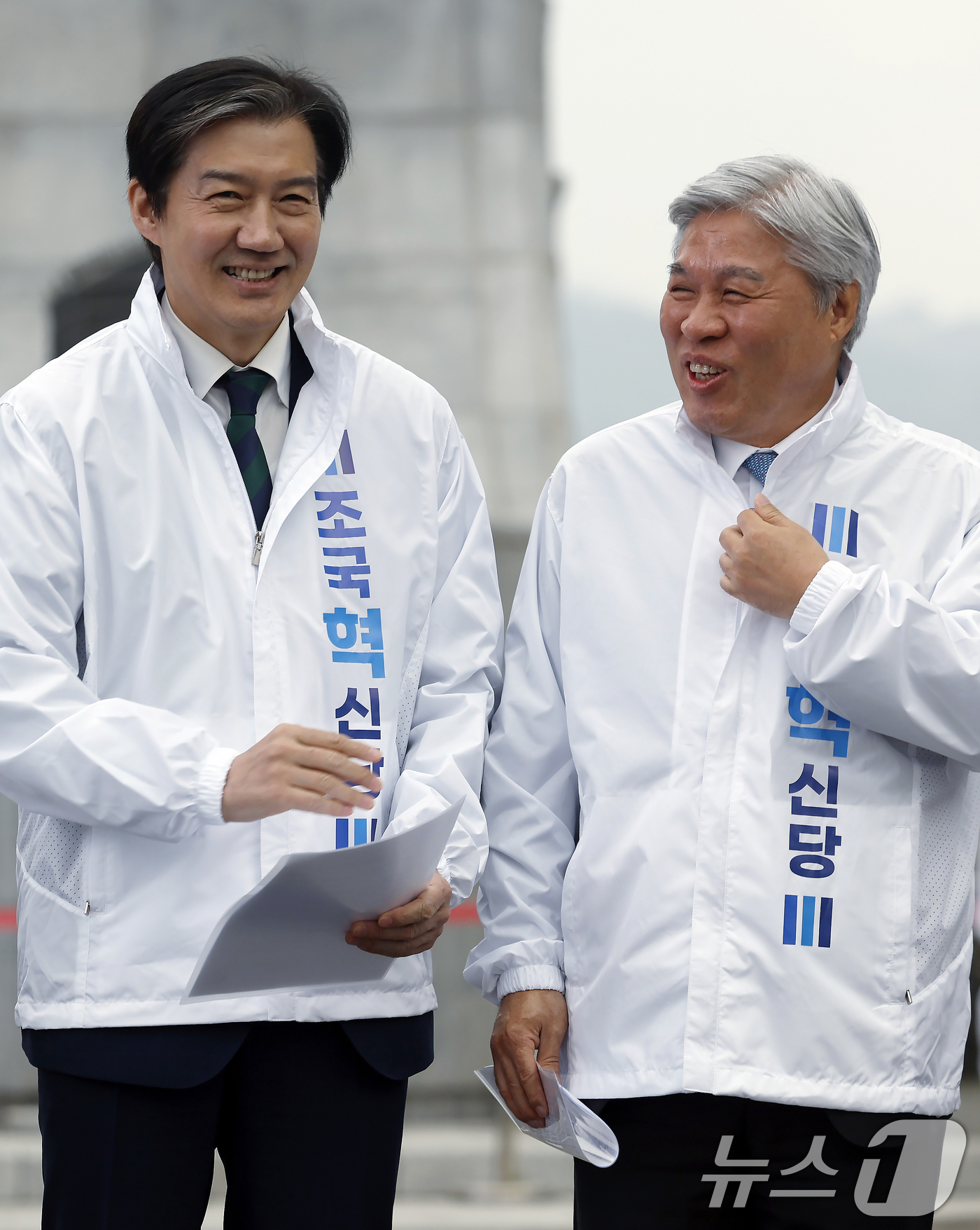 (서울=뉴스1) 박정호 기자 = 조국 조국혁신당 대표(왼쪽)와 서왕진 원내대표가 6일 오전 서울 광화문 광장에서 열린 조국혁신당 현장 최고위·의원단 연석회의에서 대화를 나누고 있다 …