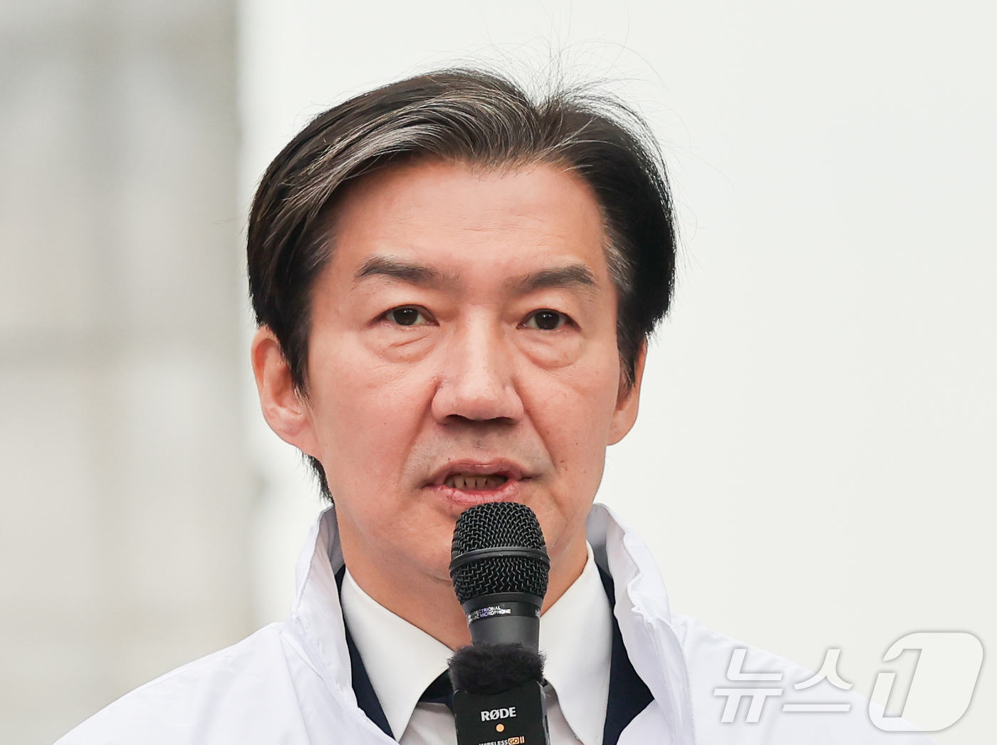 (서울=뉴스1) 이종수 인턴기자 = 조국 조국혁신당 대표가 6일 오전 서울 종로구 광화문광장 이순신 동상 앞에서 열린 최고위원·의원단 연석회의에서 발언하고 있다. 2026.4.6/ …