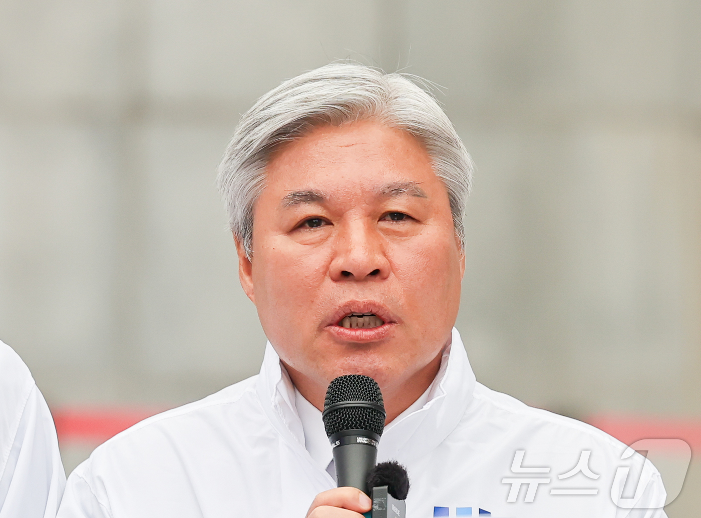 (서울=뉴스1) 이종수 인턴기자 = 서왕진 조국혁신당 원내대표가 6일 오전 서울 종로구 광화문광장 이순신 동상 앞에서 열린 최고위원·의원단 연석회의에서 발언하고 있다. 2026.4 …