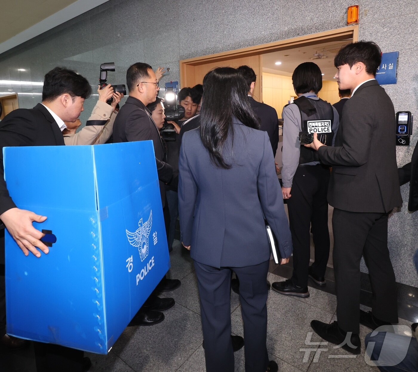 본문 이미지 - 전북경찰청 반부패경제범죄수사대 수사관들이 6일 전북 전주시 전북도청에서 현금 살포 의혹 압수수색을 위해 김관영 도지사실로 향하고 있다. 2026.4.6 ⓒ 뉴스1 유경석 기자