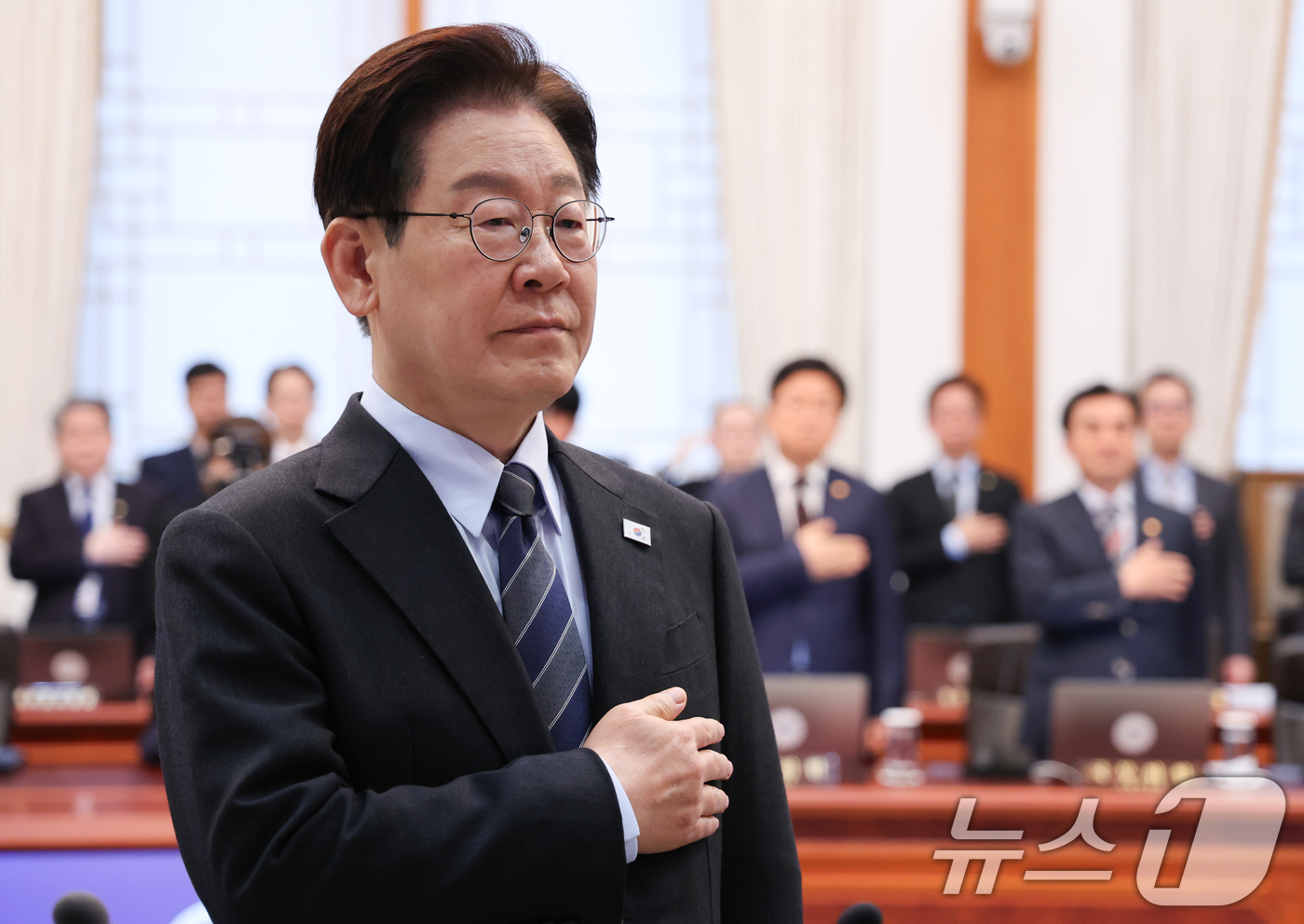 (서울=뉴스1) 이재명 기자 = 이재명 대통령이 6일 청와대에서 열린 국무회의 겸 제4차 비상경제 점검회의에서 국민의례를 하고 있다. 2026.4.6/뉴스1