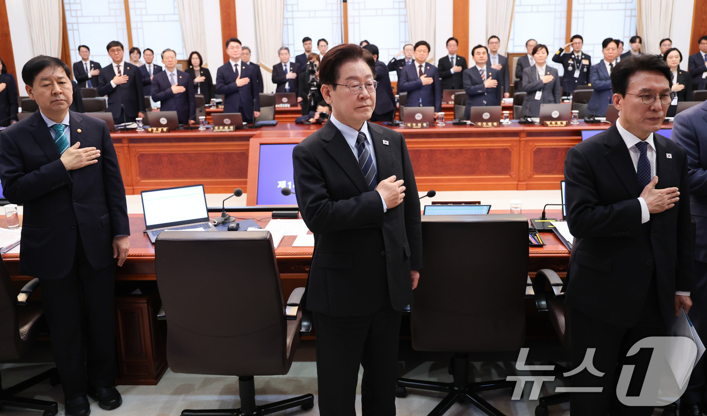 (서울=뉴스1) 이재명 기자 = 이재명 대통령이 6일 청와대에서 열린 국무회의 겸 제4차 비상경제 점검회의에서 국민의례를 하고 있다. 2026.4.6/뉴스1