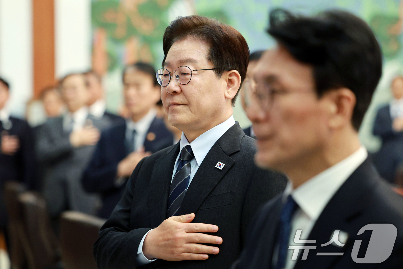 (서울=뉴스1) 이재명 기자 = 이재명 대통령이 6일 청와대에서 열린 국무회의 겸 제4차 비상경제 점검회의에서 국민의례를 하고 있다. 2026.4.6/뉴스1