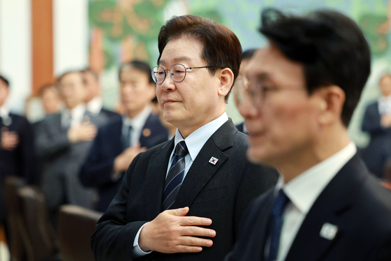 국무회의 국민의례하는 이재명 대통령