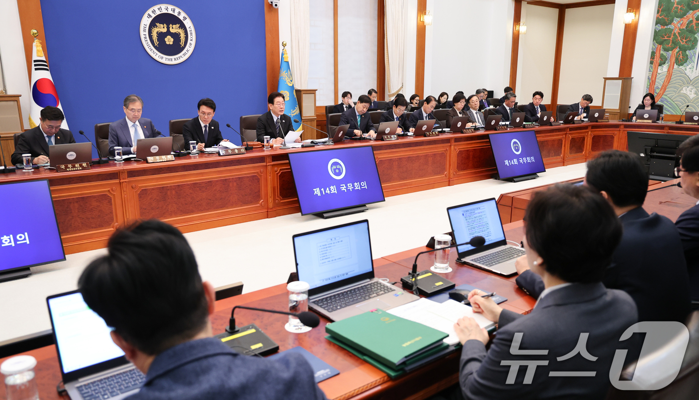 (서울=뉴스1) 이재명 기자 = 이재명 대통령이 6일 청와대에서 열린 국무회의 겸 제4차 비상경제 점검회의에서 발언하고 있다. 2026.4.6/뉴스1