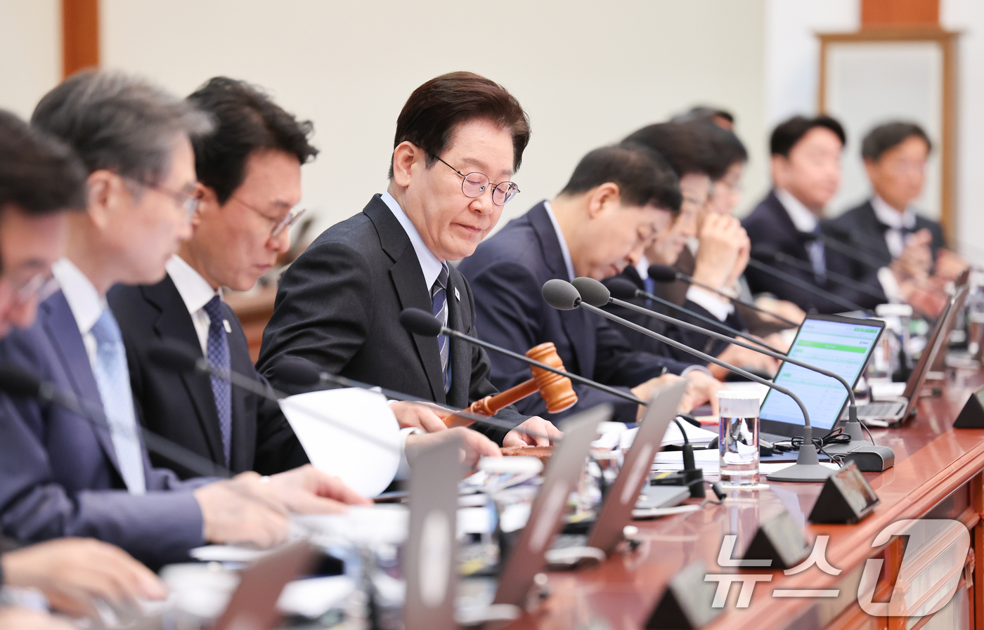 (서울=뉴스1) 이재명 기자 = 이재명 대통령이 6일 청와대에서 열린 국무회의 겸 제4차 비상경제 점검회의에서 의사봉을 두드리고 있다. 2026.4.6/뉴스1