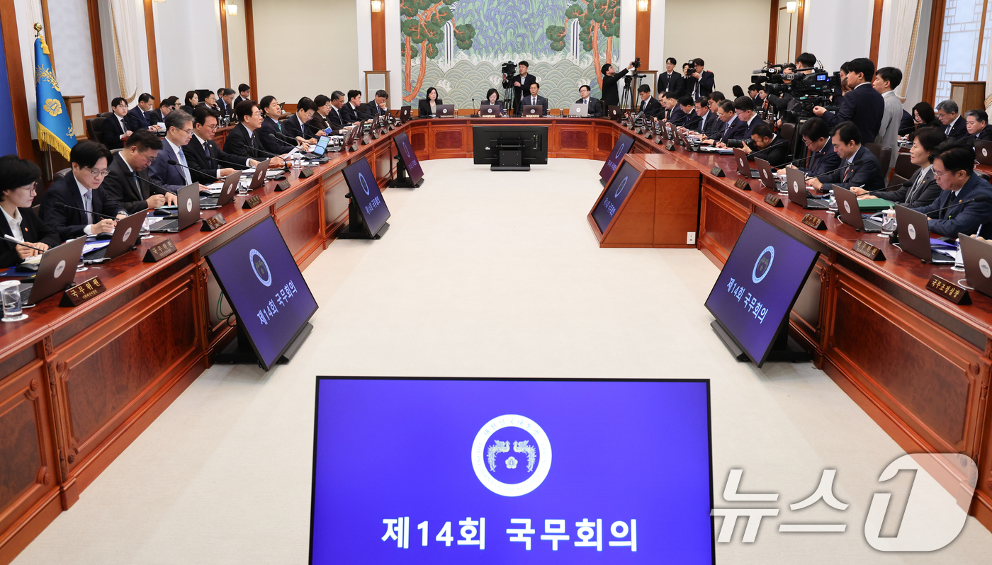 (서울=뉴스1) 이재명 기자 = 이재명 대통령이 6일 청와대에서 열린 국무회의 겸 제4차 비상경제 점검회의에서 발언하고 있다. 2026.4.6/뉴스1