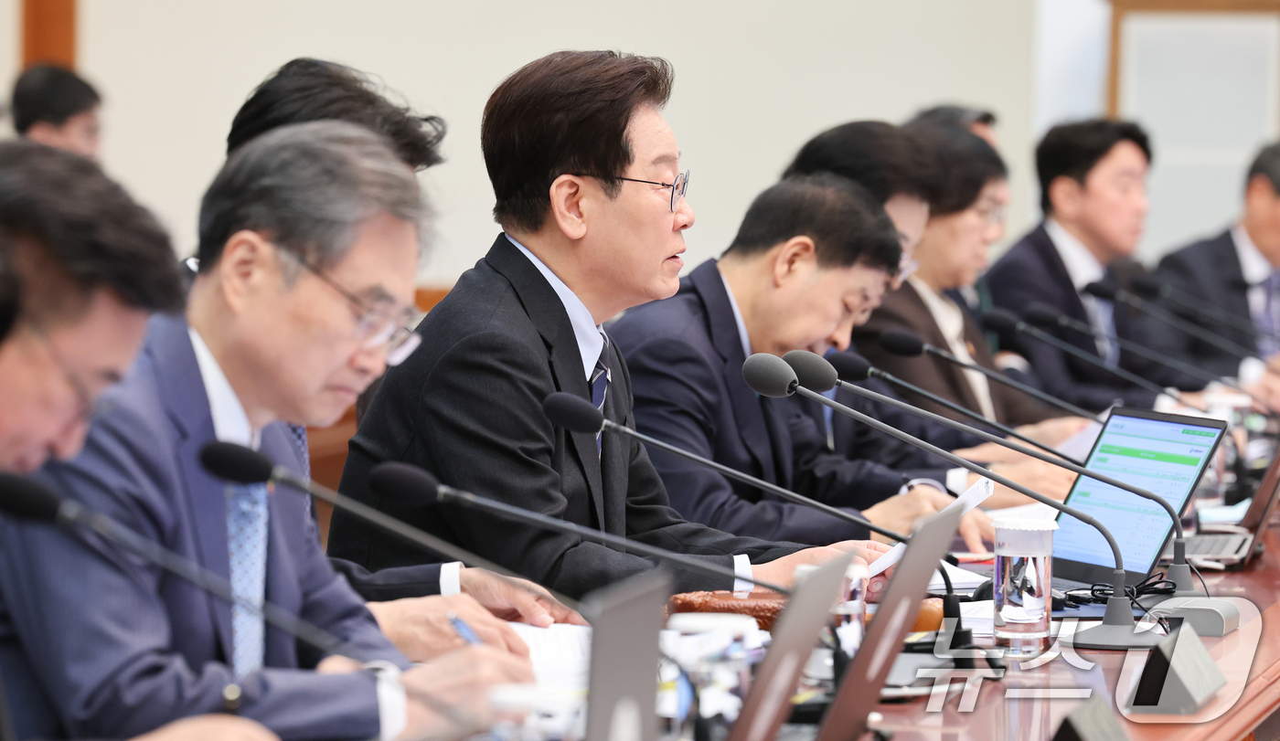 (서울=뉴스1) 이재명 기자 = 이재명 대통령이 6일 청와대에서 열린 국무회의 겸 제4차 비상경제 점검회의에서 발언하고 있다. 2026.4.6/뉴스1