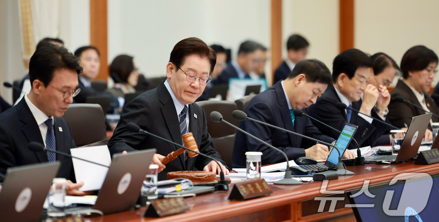 (서울=뉴스1) 이재명 기자 = 이재명 대통령이 6일 청와대에서 열린 국무회의 겸 제4차 비상경제 점검회의에서 의사봉을 두드리고 있다. 2026.4.6/뉴스1