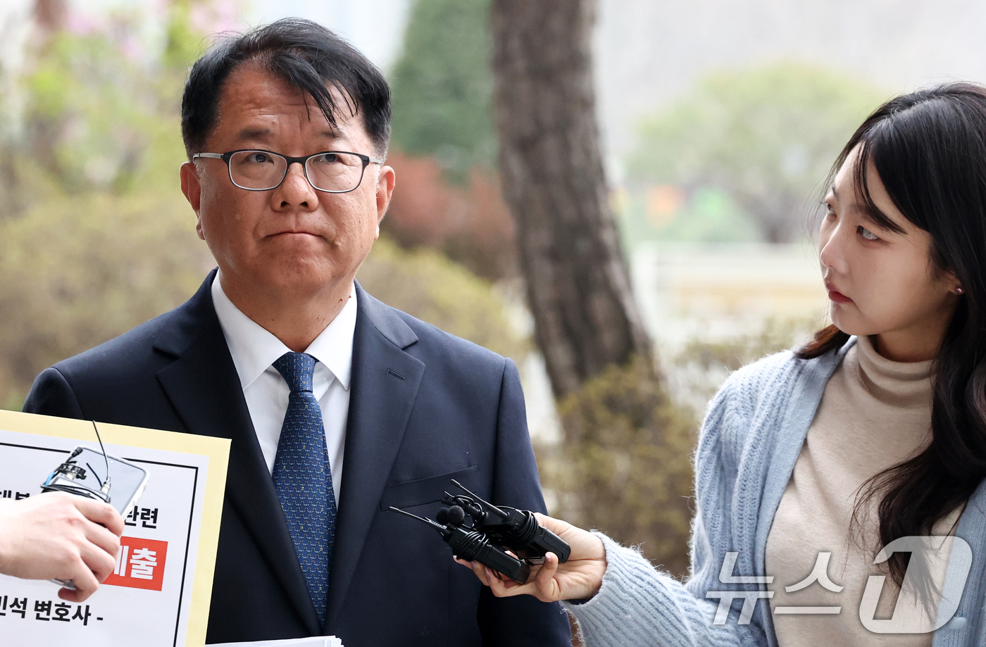 (서울=뉴스1) 최지환 기자 = 서민석 전 이화영 경기도 평화부지사 변호인이 6일 오전 서울 서초구 서울고등검찰청에서 쌍방울 대북송금 사건 관련 박상용 검사와의 녹취록 제출을 위해 …