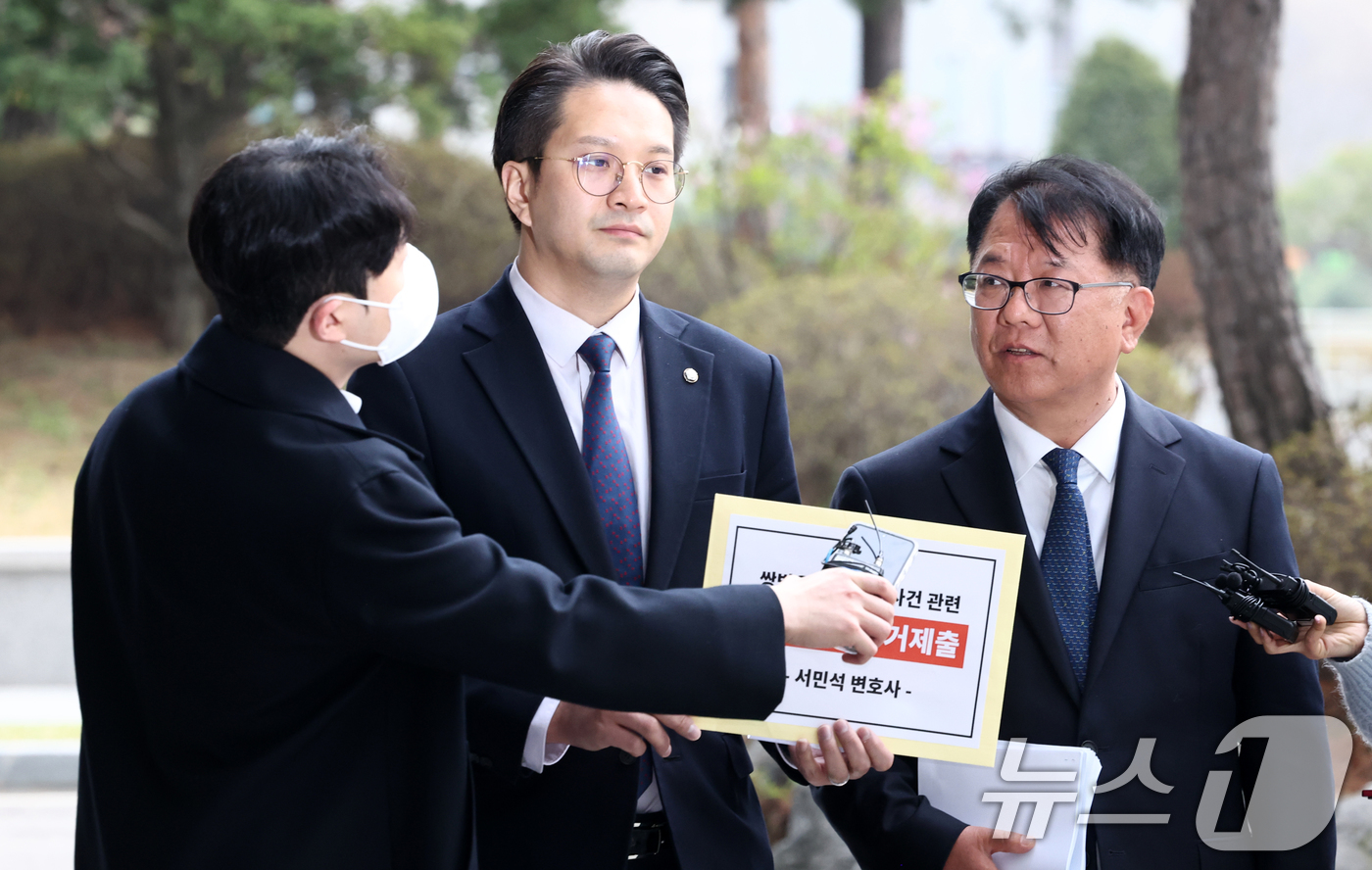 (서울=뉴스1) 최지환 기자 = 서민석 전 이화영 경기도 평화부지사 변호인이 6일 오전 서울 서초구 서울고등법원에서 쌍방울 대북송금 사건 관련 박상용 검사와의 녹취록 제출을 위해 …