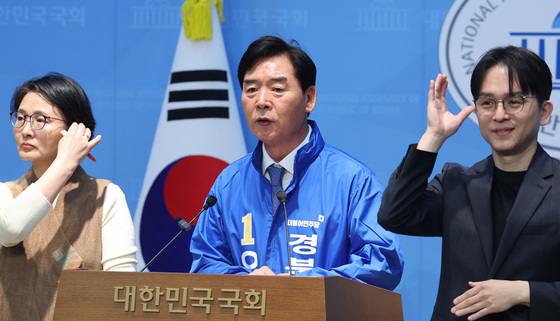 기자회견하는 오중기 민주당 경북도지사 후보