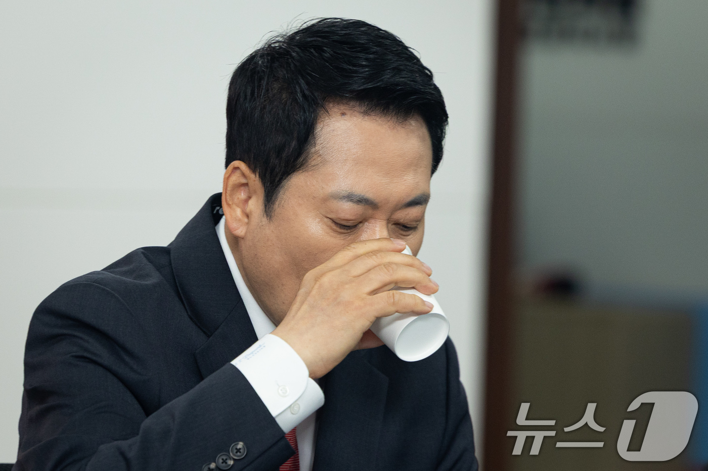 (인천=뉴스1) 유승관 기자 = 장동혁 국민의힘 대표가 6일 인천 남동구 인천시당에서 열린 인천 현장최고위원회의에서 물을 마시고 있다. 2026.4.6/뉴스1