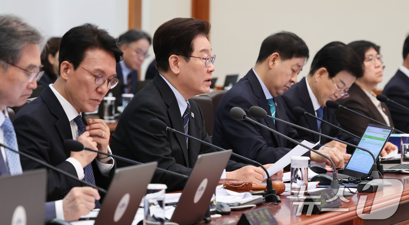 본문 이미지 - 이재명 대통령이 6일 청와대에서 열린 국무회의 겸 제4차 비상경제 점검회의에서 발언하고 있다. 2026.4.6 ⓒ 뉴스1 이재명 기자