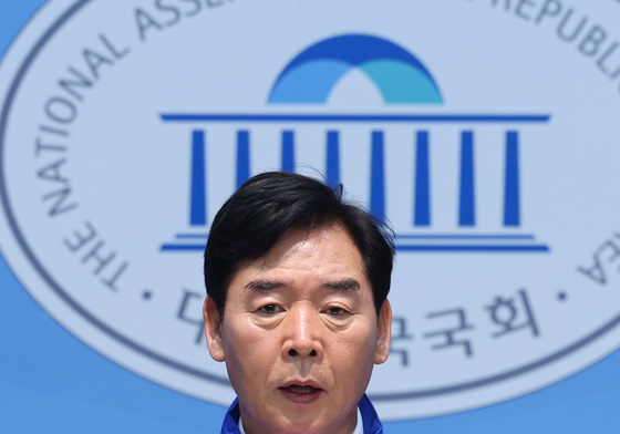 출마 기자회견하는 오중기