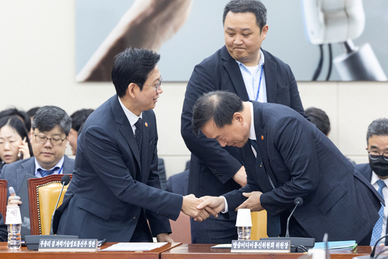 인사 나누는 배경훈 부총리와 김종철 위원장