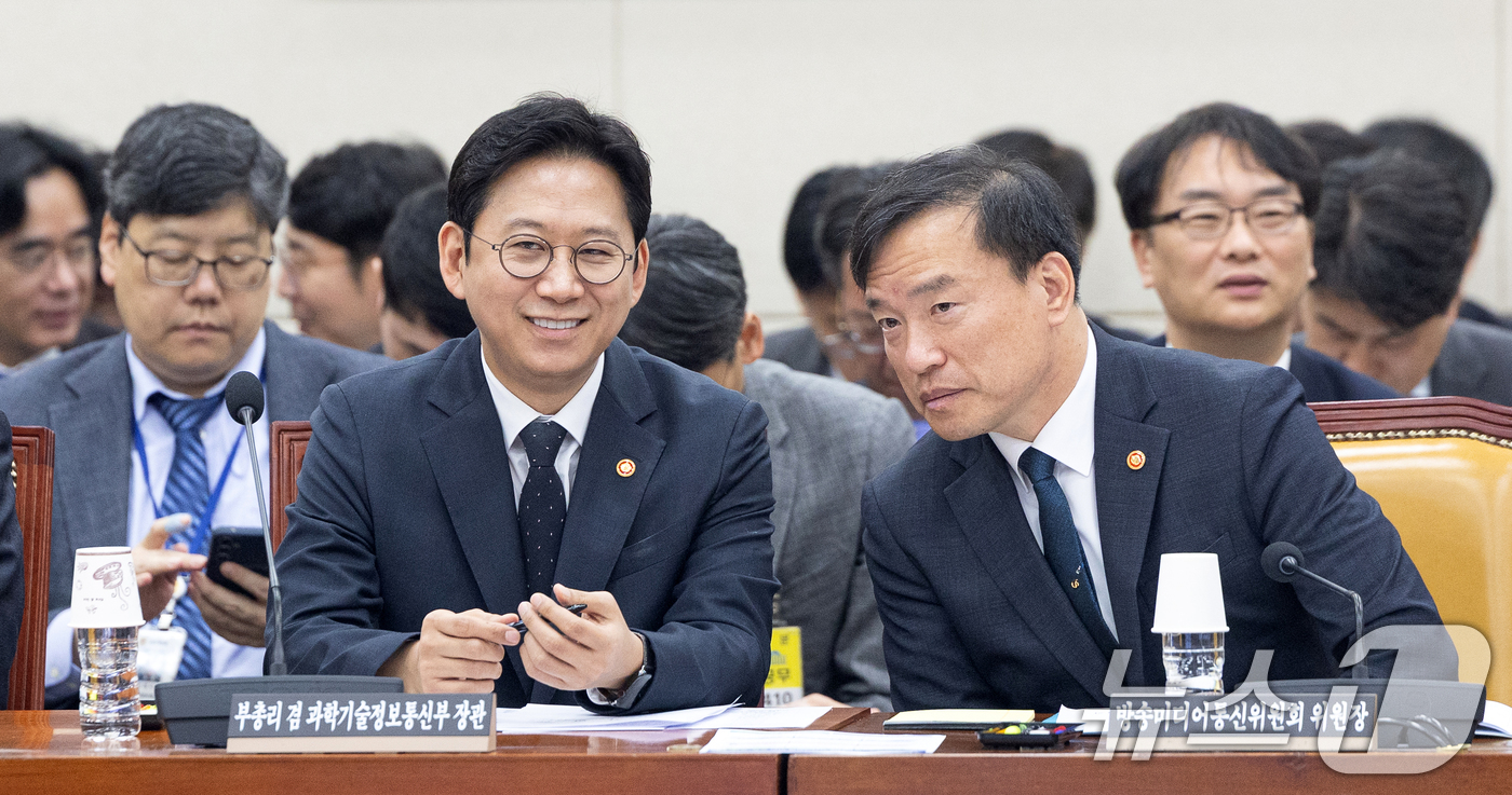 (서울=뉴스1) 이승배 기자 = 6일 서울 여의도 국회에서 열린 제434회국회(임시회) 과학기술정보방송통신위원회 제1차 전체회의에서 배경훈 부총리 겸 과학기술정보통신부 장관이 김종 …