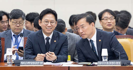 대화 나누는 배경훈 부총리와 김종철 위원장