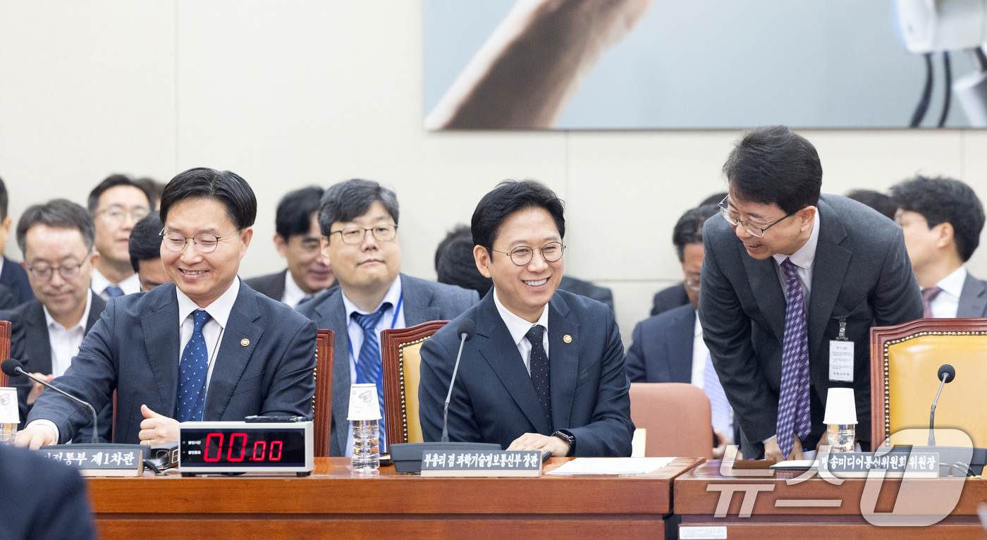 (서울=뉴스1) 이승배 기자 = 6일 서울 여의도 국회에서 열린 제434회국회(임시회) 과학기술정보방송통신위원회 제1차 전체회의에서 배경훈 부총리 겸 과학기술정보통신부 장관이 미소 …