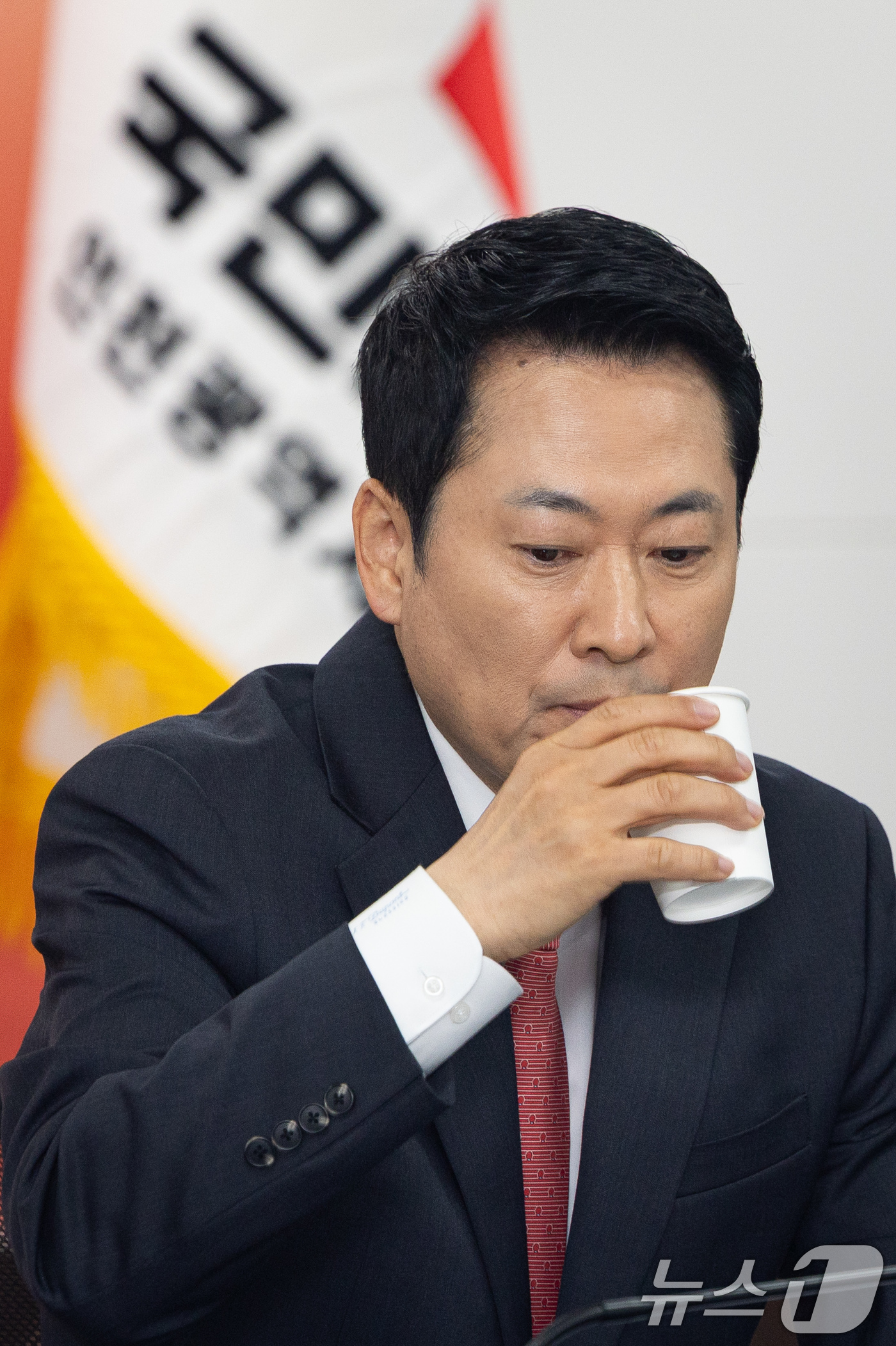 (인천=뉴스1) 유승관 기자 = 장동혁 국민의힘 대표가 6일 인천 남동구 인천시당에서 열린 인천 현장최고위원회의에서 물을 마시고 있다. 2026.4.6/뉴스1