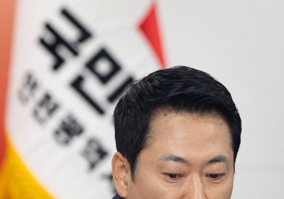 물 마시는 장동혁 대표