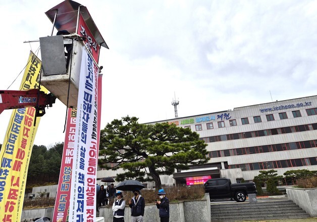 아동복지시설 학대 피해자 제천시청서 '고공 농성' 돌입