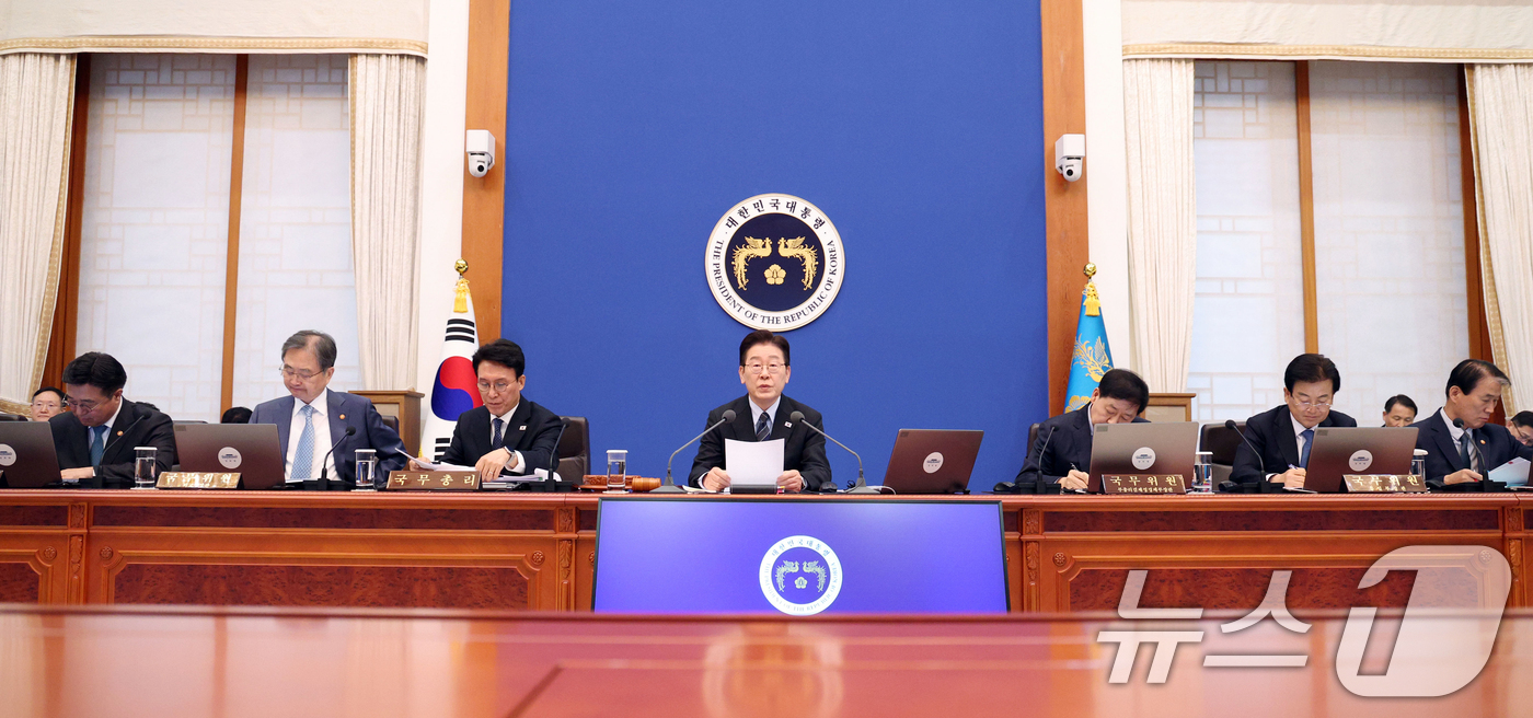(서울=뉴스1) 이재명 기자 = 이재명 대통령이 6일 청와대에서 열린 국무회의 겸 제4차 비상경제 점검회의에서 발언하고 있다. 2026.4.6/뉴스1