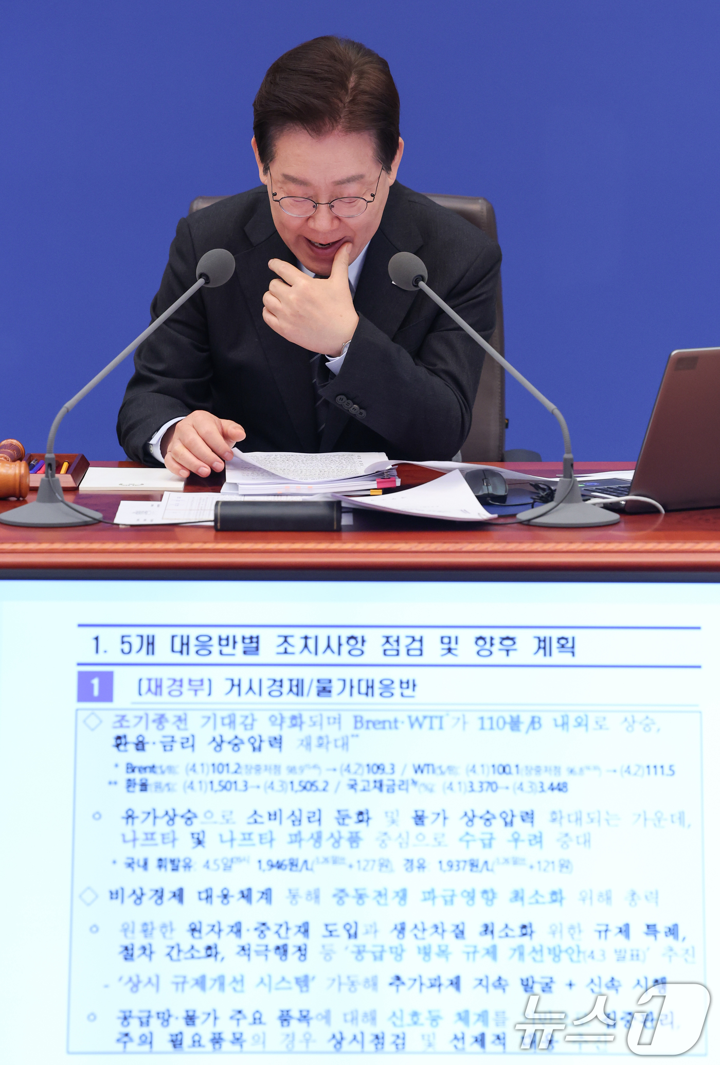 (서울=뉴스1) 이재명 기자 = 이재명 대통령이 6일 청와대에서 열린 국무회의 겸 제4차 비상경제 점검회의에서 구윤철 부총리 겸 재정경제부 장관의 5개 대응반별 조치사항 점검 및 …