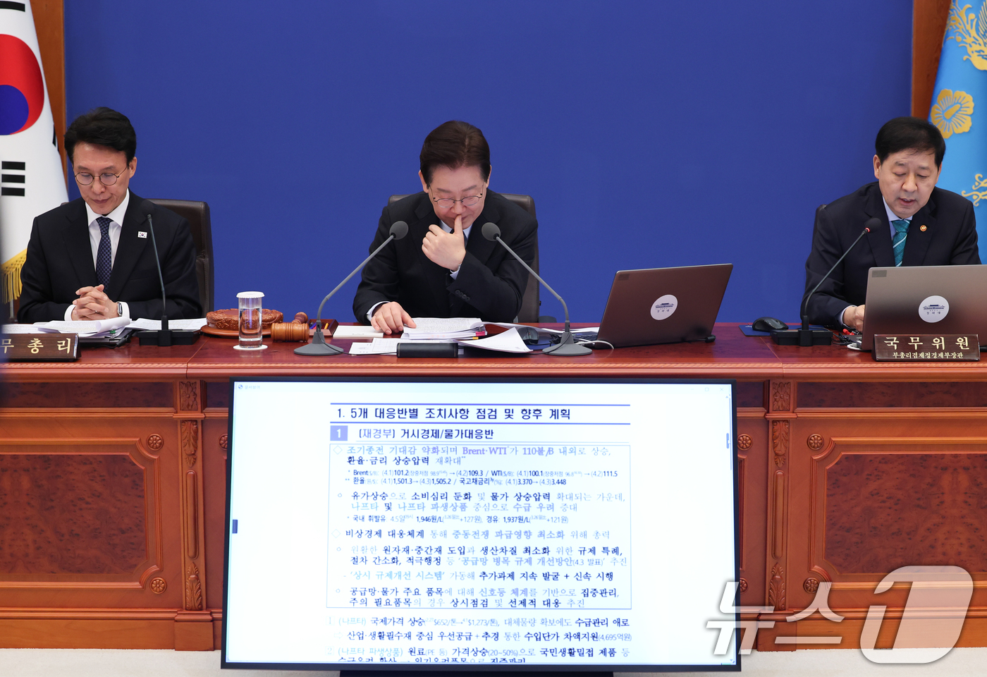 (서울=뉴스1) 이재명 기자 = 이재명 대통령이 6일 청와대에서 열린 국무회의 겸 제4차 비상경제 점검회의에서 구윤철 부총리 겸 재정경제부 장관의 5개 대응반별 조치사항 점검 및 …