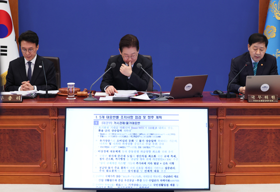 5개 대응반별 조치사항 점검 및 향후 계획 보고 받는 이재명 대통령