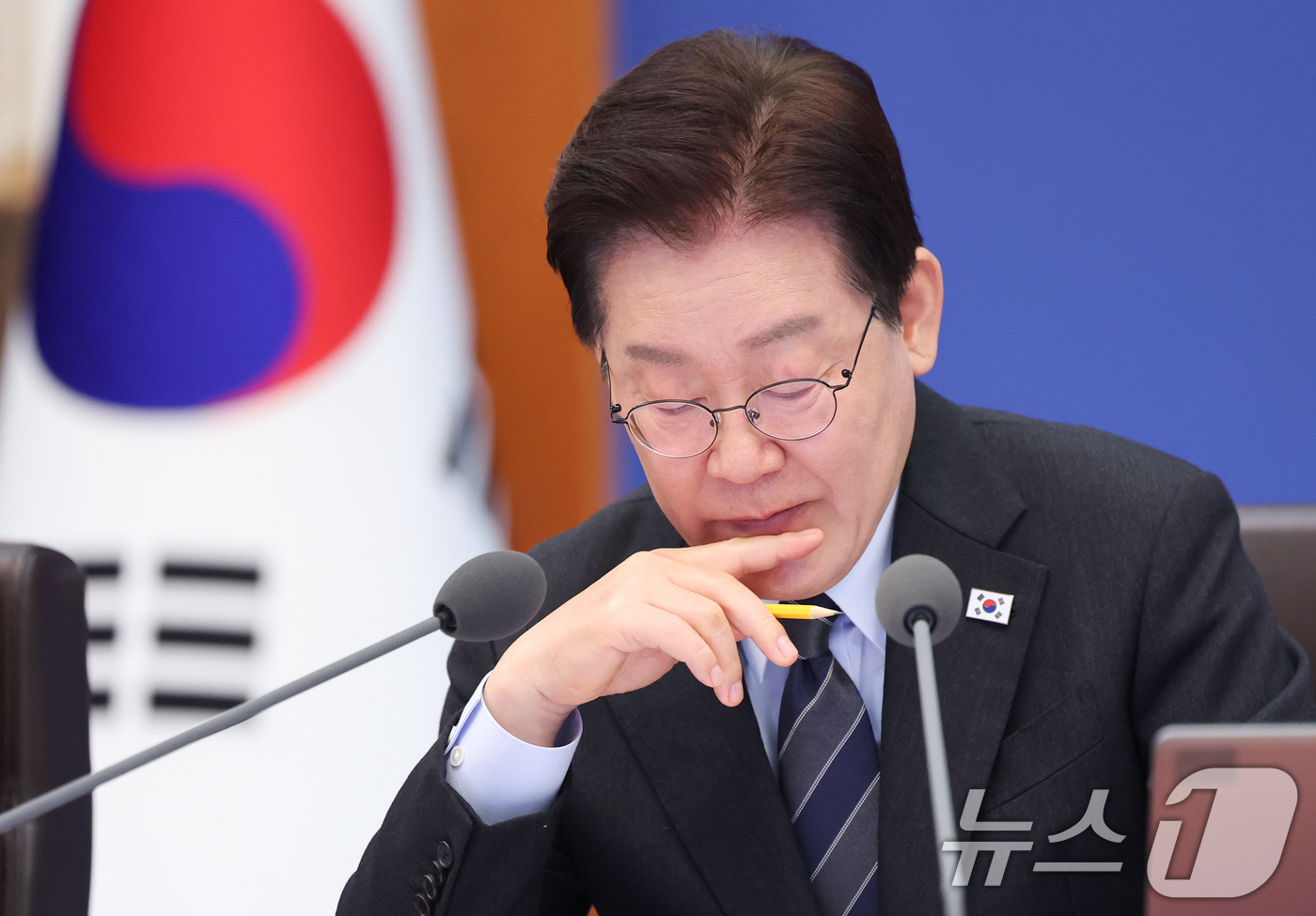 (서울=뉴스1) 이재명 기자 = 이재명 대통령이 6일 청와대에서 열린 국무회의 겸 제4차 비상경제 점검회의에서 구윤철 부총리 겸 재정경제부 장관의 5개 대응반별 조치사항 점검 및 …