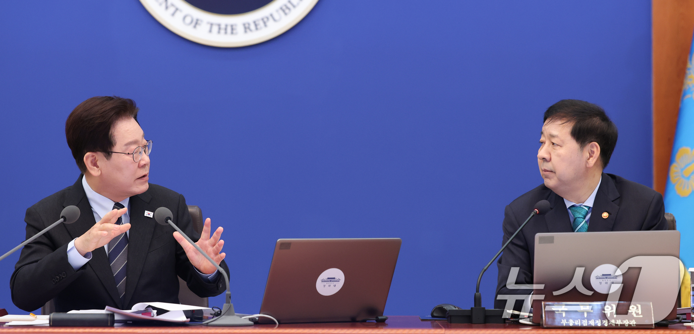 (서울=뉴스1) 이재명 기자 = 이재명 대통령이 6일 청와대에서 열린 국무회의 겸 제4차 비상경제 점검회의에서 구윤철 부총리 겸 재정경제부 장관에게 질의하고 있다. 2026.4.6 …