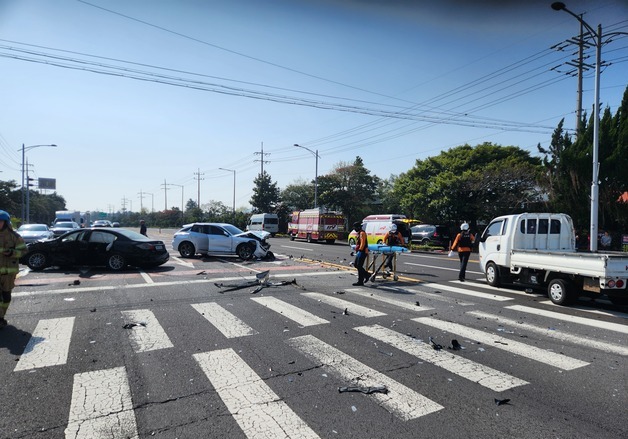 서귀포 교차로서 1톤 트럭 등 차량 3대 충돌…경상 5명