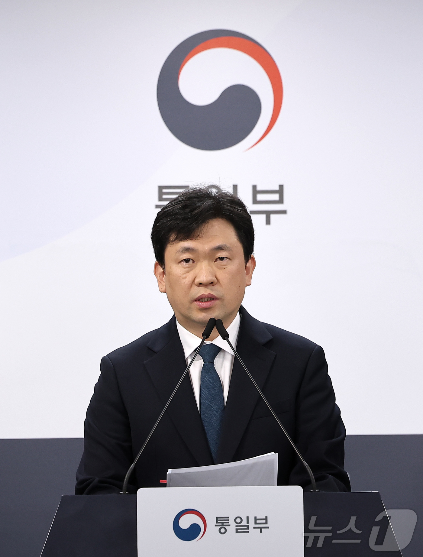 (서울=뉴스1) 김성진 기자 = 윤민호 통일부 대변인이 6일 서울 종로구 정부서울청사에서 정례 브리핑을 하고 있다. 2026.4.6/뉴스1