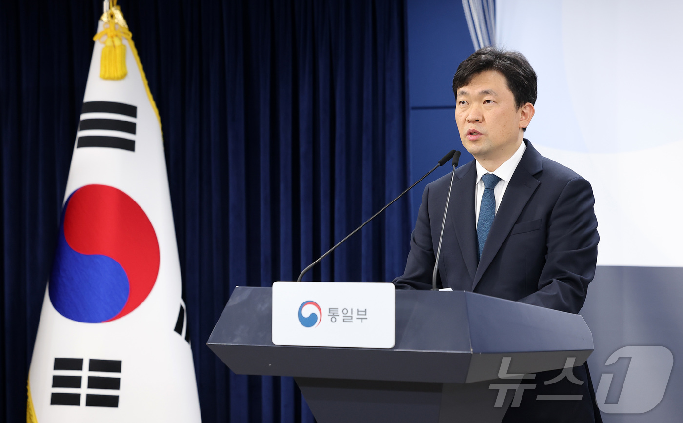 (서울=뉴스1) 김성진 기자 = 윤민호 통일부 대변인이 6일 서울 종로구 정부서울청사에서 정례 브리핑을 하고 있다. 2026.4.6/뉴스1