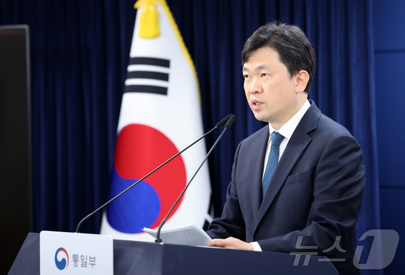 (서울=뉴스1) 김성진 기자 = 윤민호 통일부 대변인이 6일 서울 종로구 정부서울청사에서 정례 브리핑을 하고 있다. 2026.4.6/뉴스1