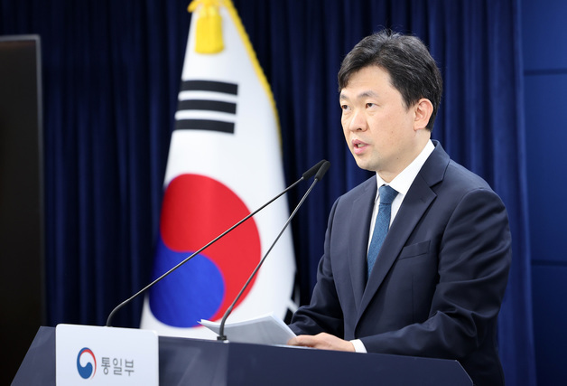 정례 브리핑하는 윤민호 통일부 대변인