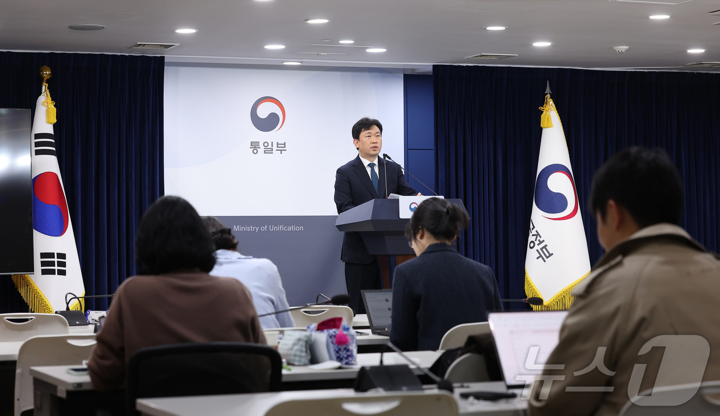 (서울=뉴스1) 김성진 기자 = 윤민호 통일부 대변인이 6일 서울 종로구 정부서울청사에서 정례 브리핑을 하고 있다. 2026.4.6/뉴스1