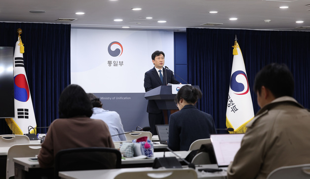 정례 브리핑하는 윤민호 통일부 대변인