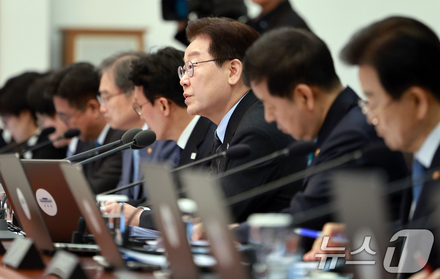 (서울=뉴스1) 이재명 기자 = 이재명 대통령이 6일 청와대에서 열린 국무회의 겸 제4차 비상경제 점검회의에서 발언하고 있다. 2026.4.6/뉴스1