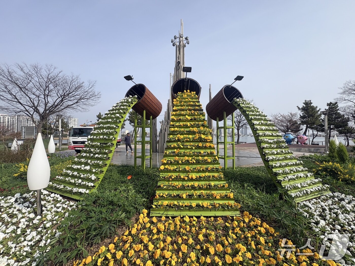본문 이미지 - 속초 청초호유원지 꽃 폭포.(속초시 제공, 재판매 및 DB 금지) 2026.4.6/뉴스1