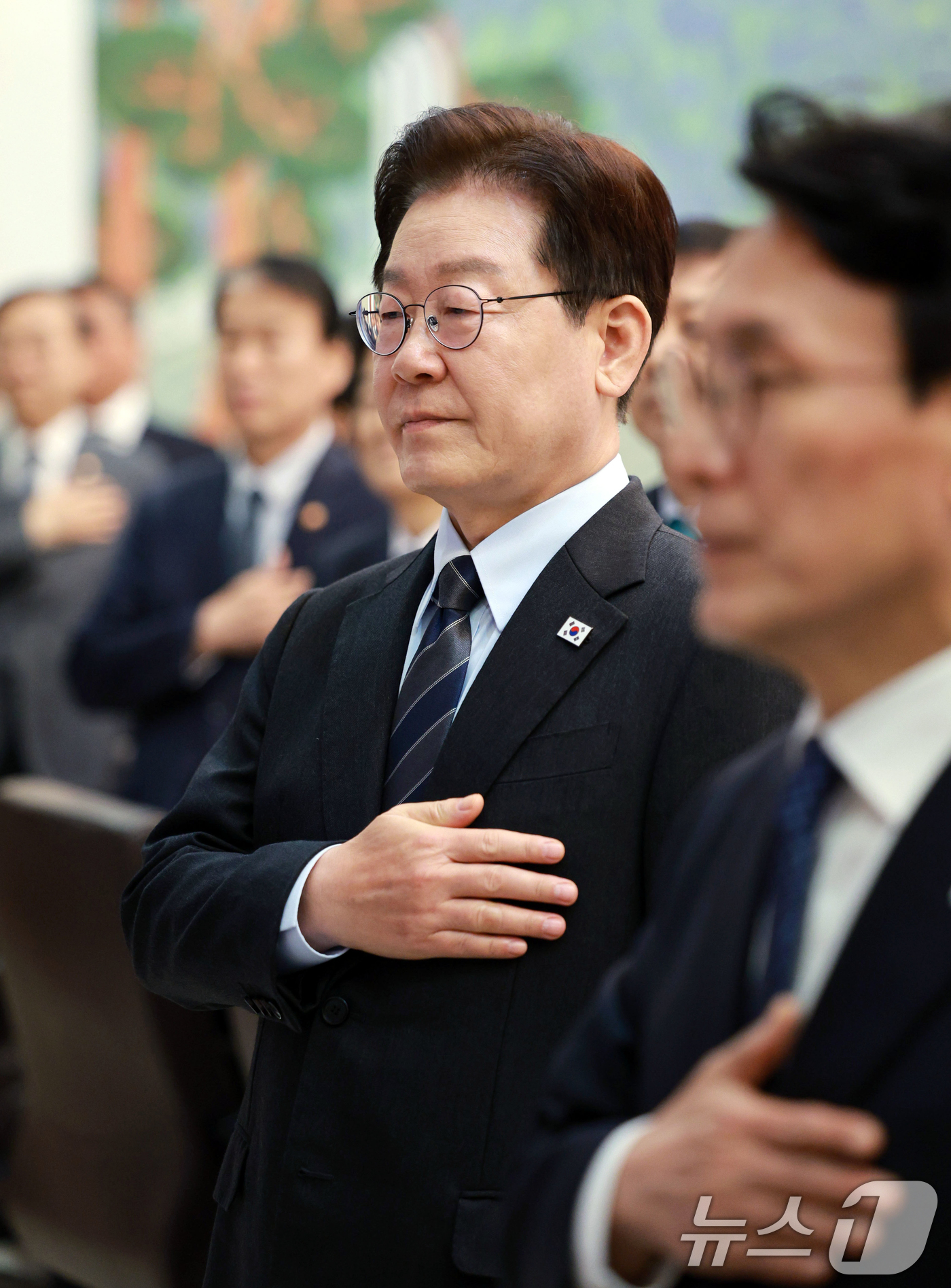 (서울=뉴스1) 이재명 기자 = 이재명 대통령이 6일 청와대에서 열린 국무회의 겸 제4차 비상경제 점검회의에서 국민의례를 하고 있다. 2026.4.6/뉴스1