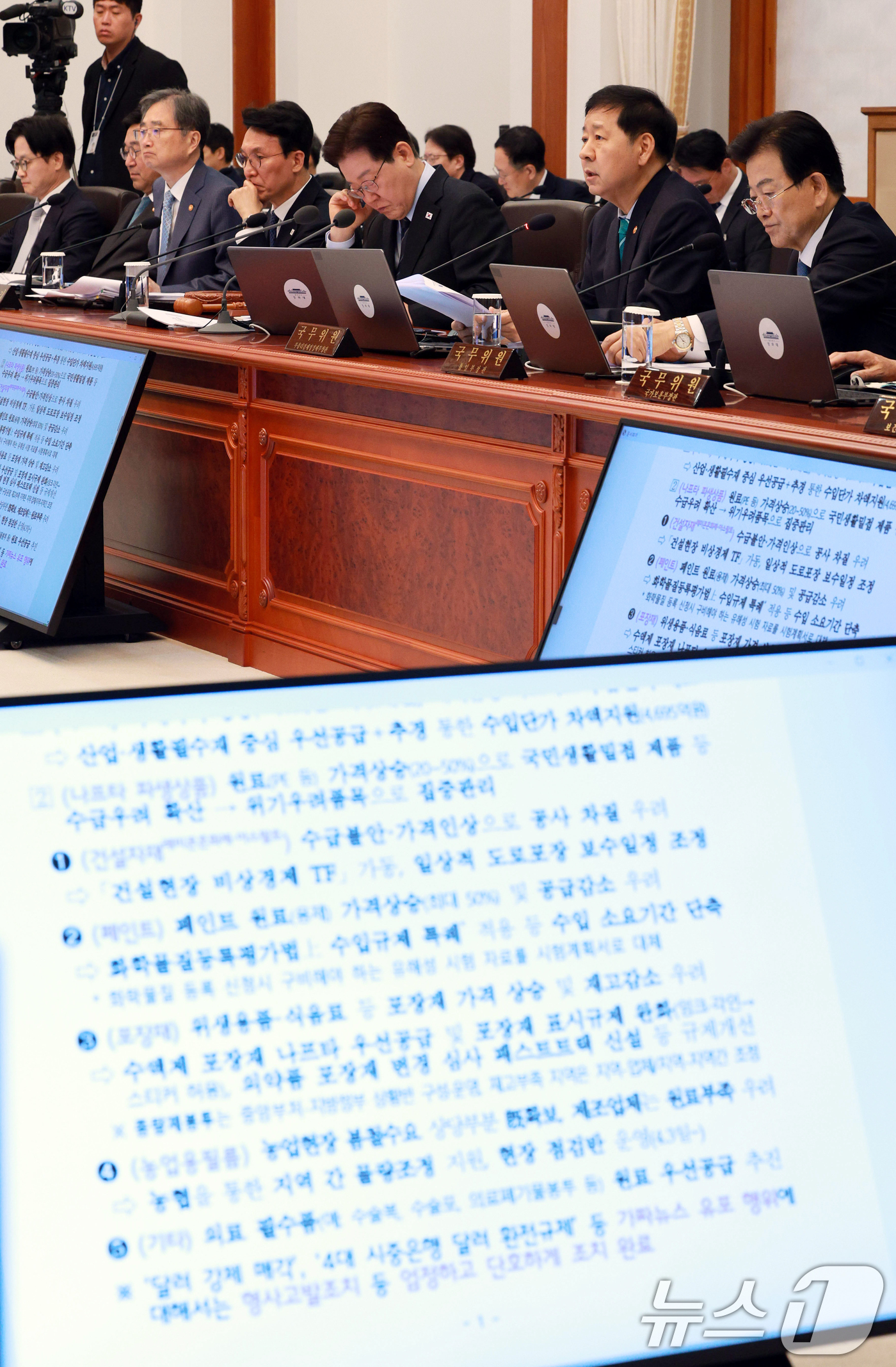 (서울=뉴스1) 이재명 기자 = 이재명 대통령이 6일 청와대에서 열린 국무회의 겸 제4차 비상경제 점검회의에서 구윤철 부총리 겸 재정경제부 장관의 5개 대응반별 조치사항 점검 및 …