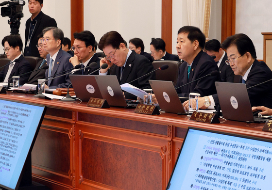 5개 대응반별 조치사항 점검 및 향후 계획 보고 받는 이재명 대통령
