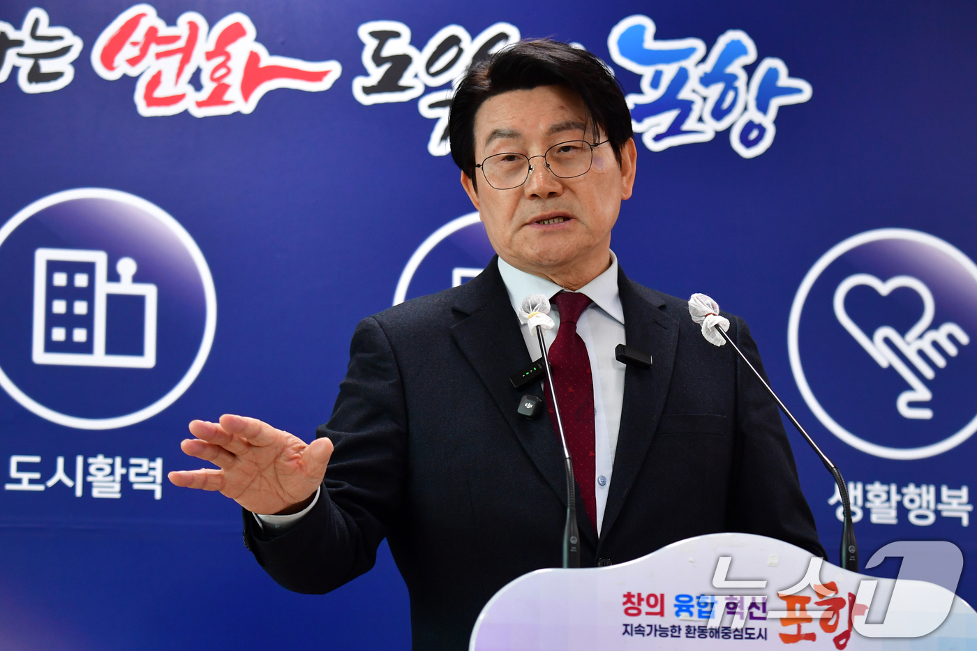 (포항=뉴스1) 최창호 기자 = 국민의힘 경북 포항시장 공천 심사에서 탈락한 박승호 예비후보가 6일 포항시청 브리핑 룸에서 기자회견을 갖고 "국민의힘 중앙당 공천 과정에 많은 문제 …